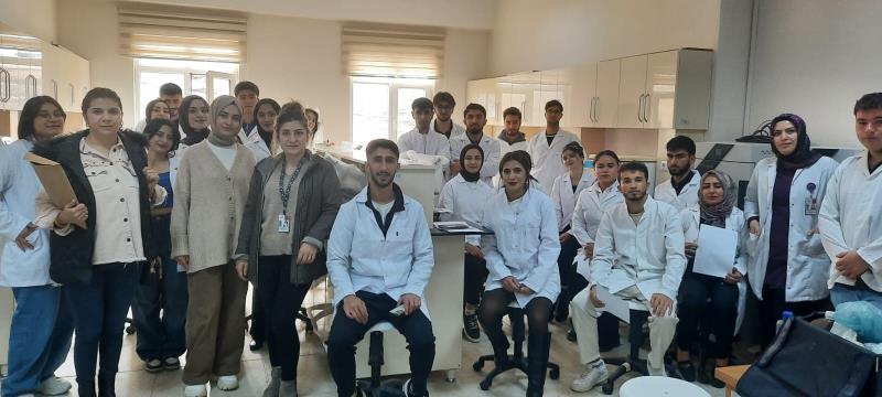 Uygulamalı Eğitim - Laborant ve Veteriner Sağlık Programı Öğrencilerine Uygulamalı Klinik Eğitim