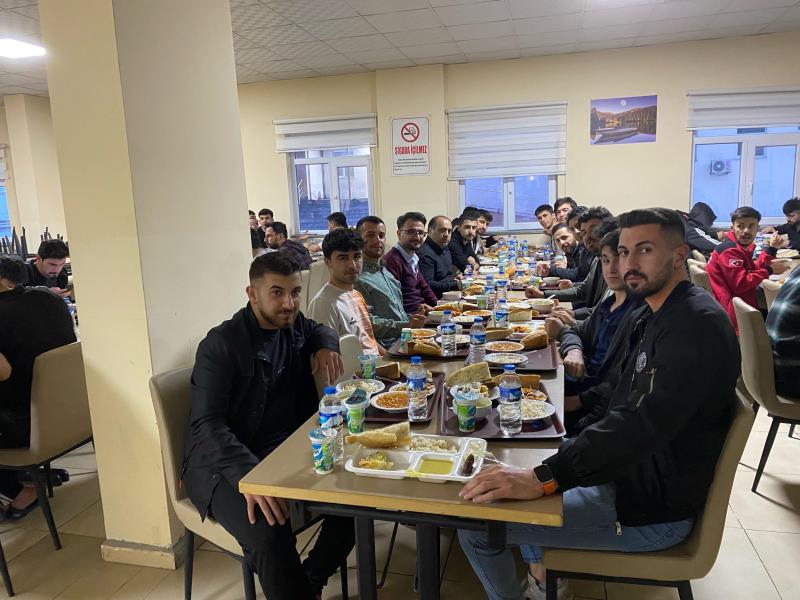 Kaşgarlı Mahmut Erkek Öğrenci Yurdunda Öğrencilerle İftar Yemeği