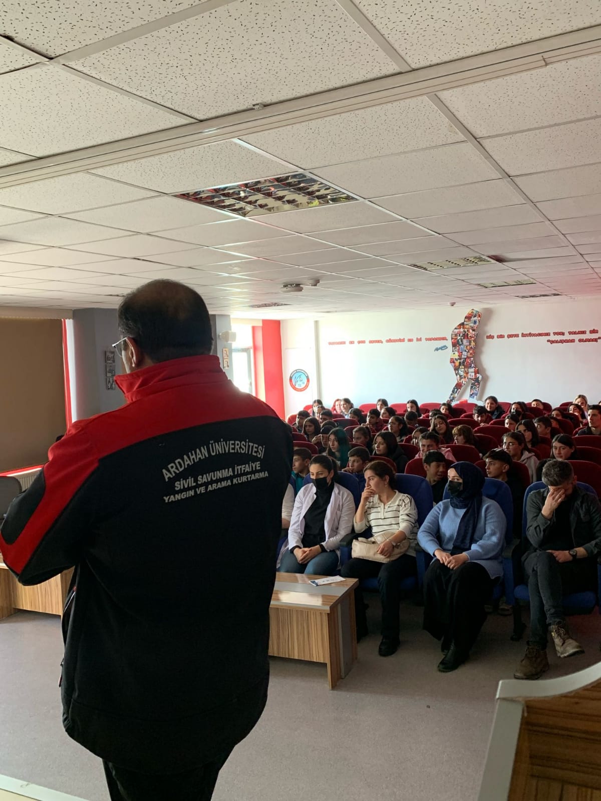 Feride Karabacak Mesleki ve Teknik Anadolu Lisesi’nde Afetlere Karşı Doğru Müdahale Teknikleri Eğitimi